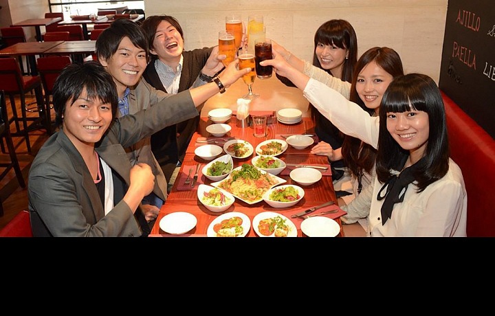 Skupinové rande "gokon". Neslyšeli jste o tom? Probíhá to tak, že si například tři svobodné ženy a tři svobodní muži ze stejné firmy nebo třídy jdou někam sednout a seznámit se