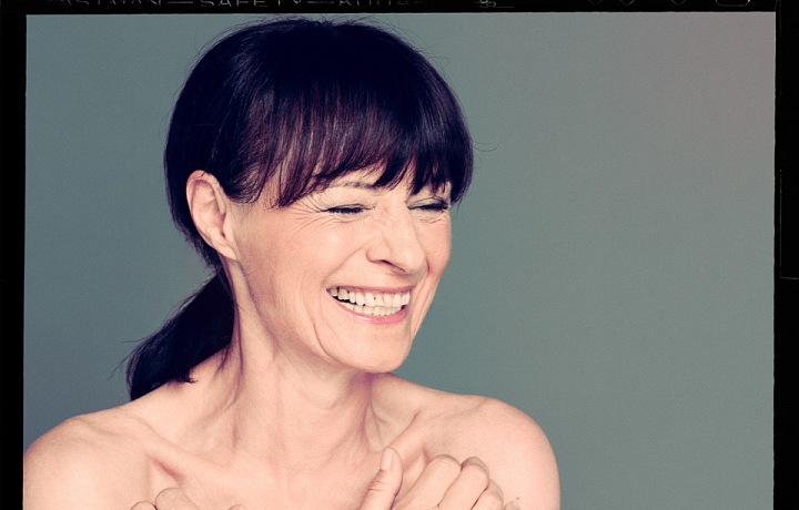 Liběna se do černé barvy dokáže schovat. 