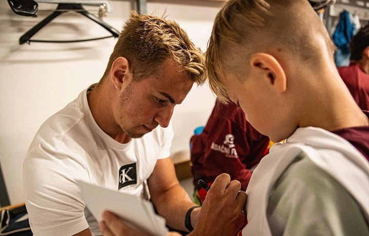 Lukáš Rousek se podepisuje fanouškovi