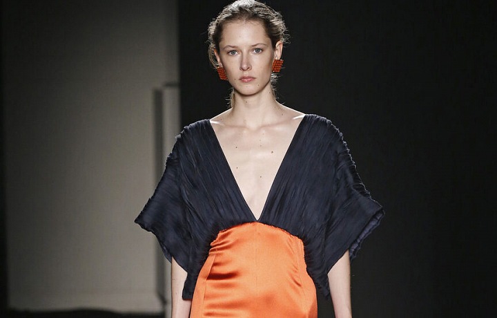 Lanvin sahá na podzim po zářivých barvách