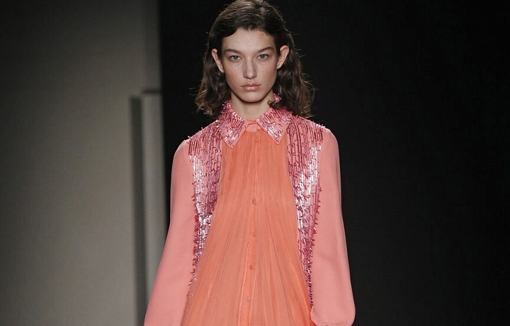 Lanvin sahá na podzim po zářivých barvách