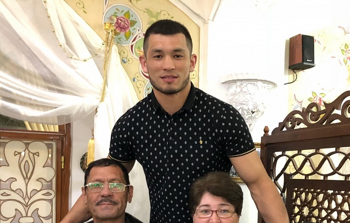 Rodiče jsou v Uzbekistánu.