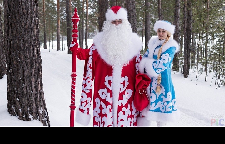 Ruská obdoba Santa Clause se jmenuje Ded Moroz neboli Děda Mráz. Na Silvestra ukládá dětem dárky pod novoroční stromek. Doprovází ho Sněguročka