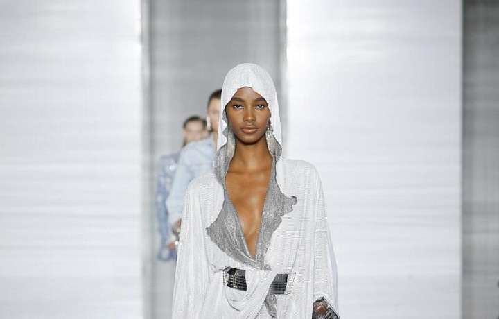 Kolekce v duchu asymetrie a průstřihů