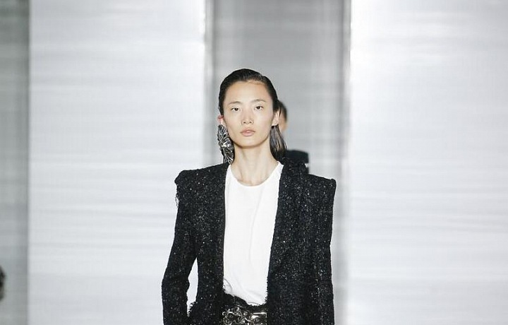 Kolekce v duchu asymetrie a průstřihů