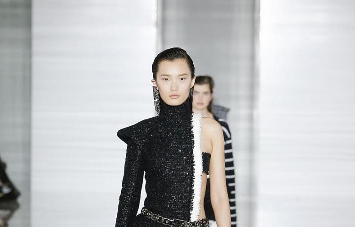 Kolekce v duchu asymetrie a průstřihů