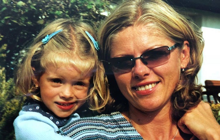 Krásná po mamince. 