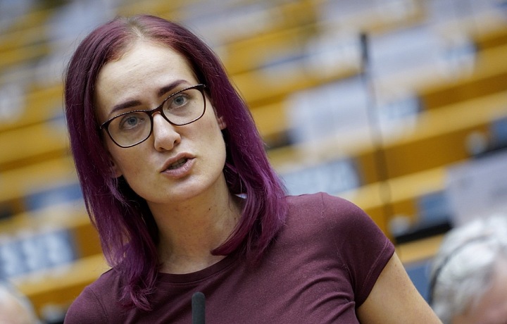 Markéra Gregorová hovoří v Evropském parlamentu.