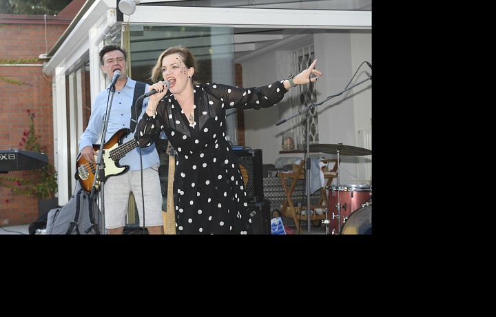 Na otcově oslavě vystoupila v puntíkatém