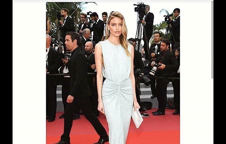 Martha Hunt, šaty Michael Kors