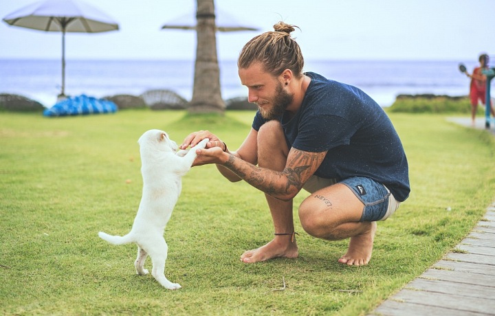 Mladý muž s psíkem.