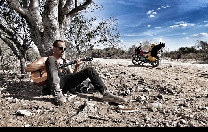 Homola v Tanzánii na motorce. 