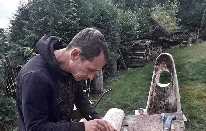 Matěj při práci se dřevem. 