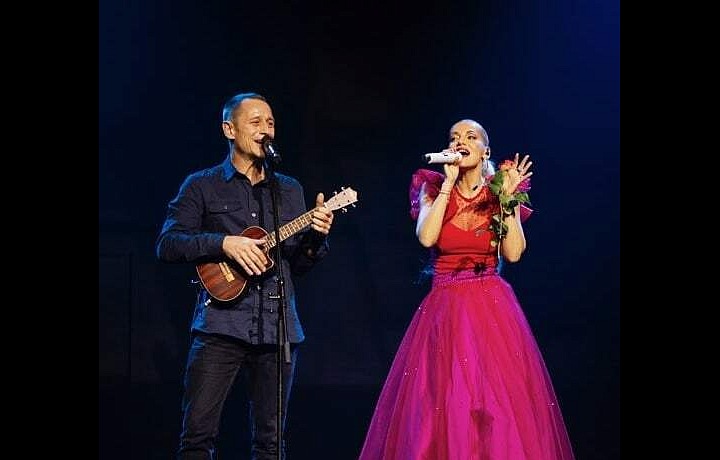 Matěj s Darou na jednou pódiu. 