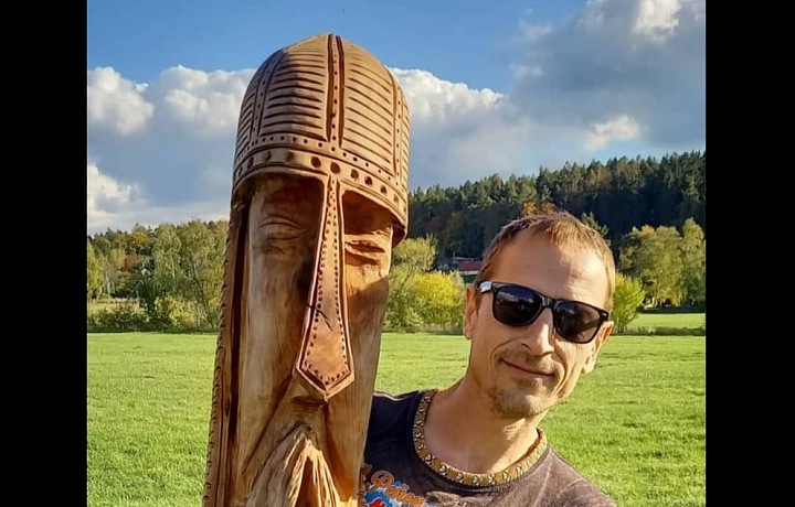 Matěj Homola se svou vyřezanou sochou. 