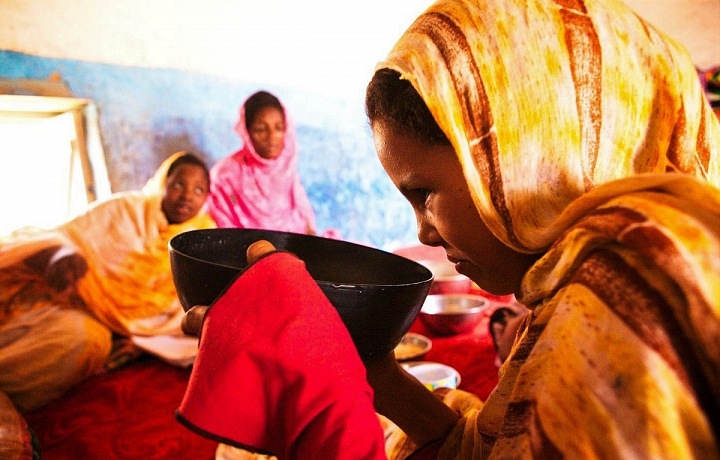 Budoucí nevěsty v Mauritánii jsou zasílány do „tučných táborů“, kde jsou „nuceny“ se přejídat