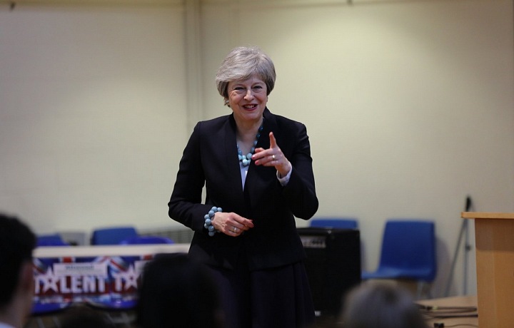 Theresa Mayová končí jako premiérka Británie