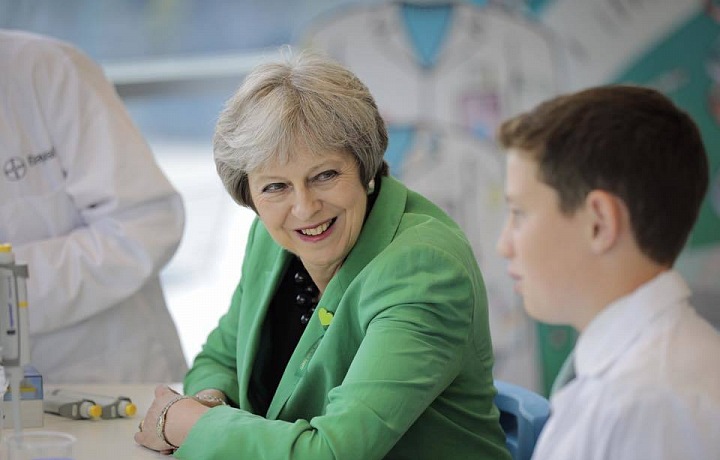 Theresa Mayová končí jako premiérka Británie