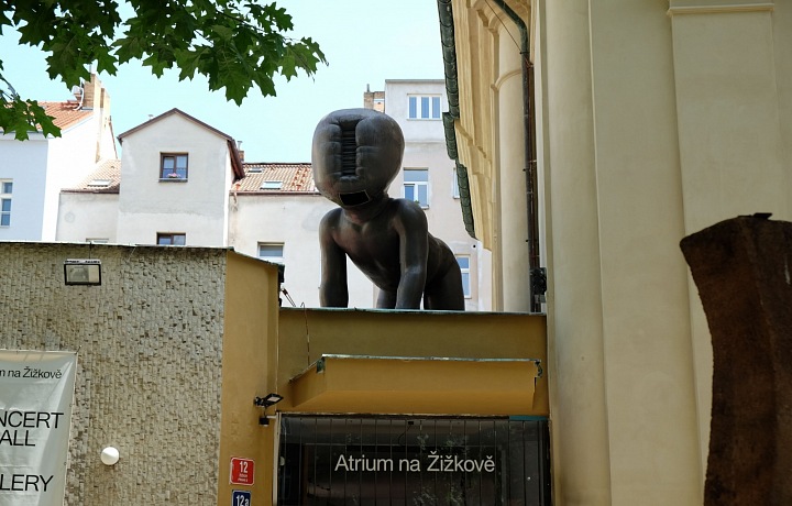 David Černý schoval na Žižkově další ikonické miminko. 