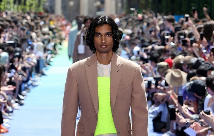 Kolekce je bohatá na výrazné vzory a barvy