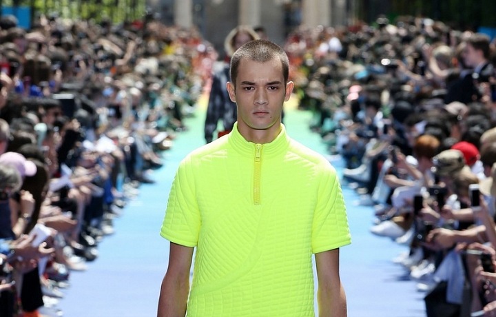 Kolekce je bohatá na výrazné vzory a barvy