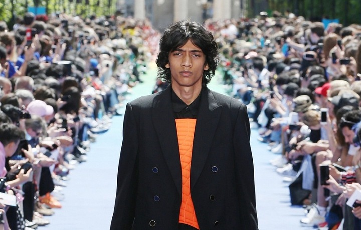 Kolekce je bohatá na výrazné vzory a barvy