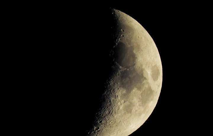 Měsíc a jeho povrch