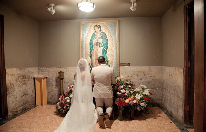 Po skončení katolického svatebního obřadu nevěsta poklekne, pomodlí se a nabídne kytici na oltář Panny Marie Guadalupské