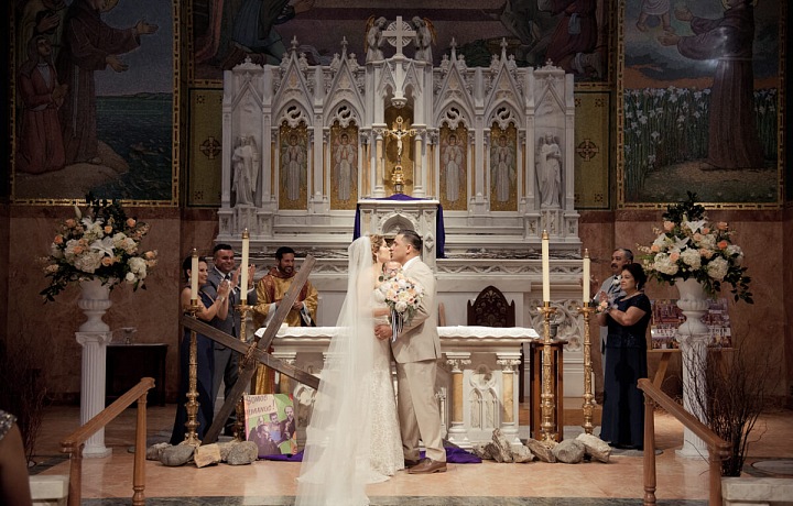 Výměna slibů je nezbytnou součástí svatebního obřadu, vyjadřující souhlas se sňatkem