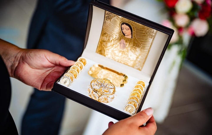 Arras je 13 zlatých mincí v ozdobné zlaté krabičce a často jsou darem od los padrinos y madrinas. Během obřadu je farář požehná a ženich těchto 13 mincí daruje své nevěstě