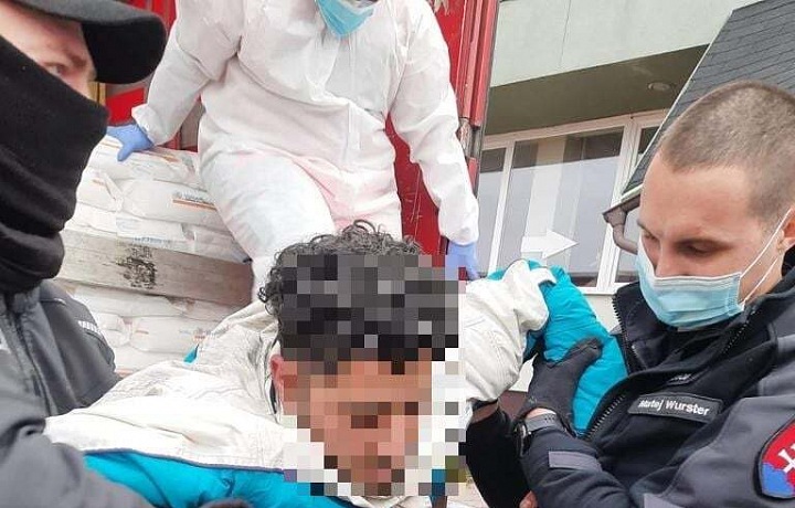  Migrant přichycen v autě