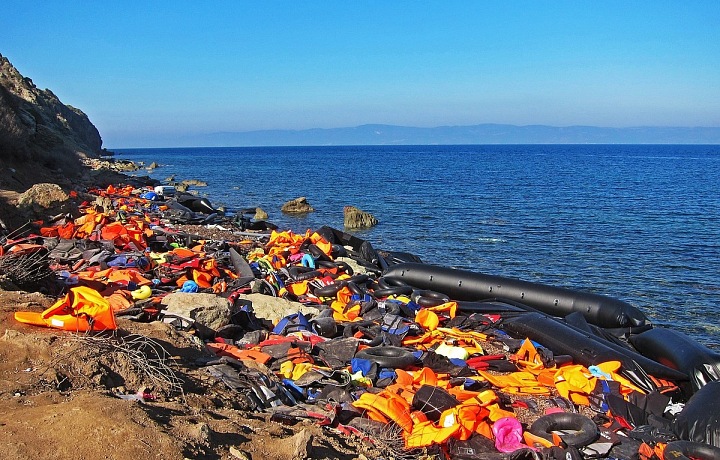 Cesta migrantů za snem často končí v rozbouřeném oceánu