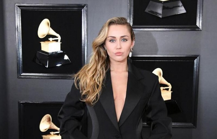 Miley Cyrus - šaty Mugler