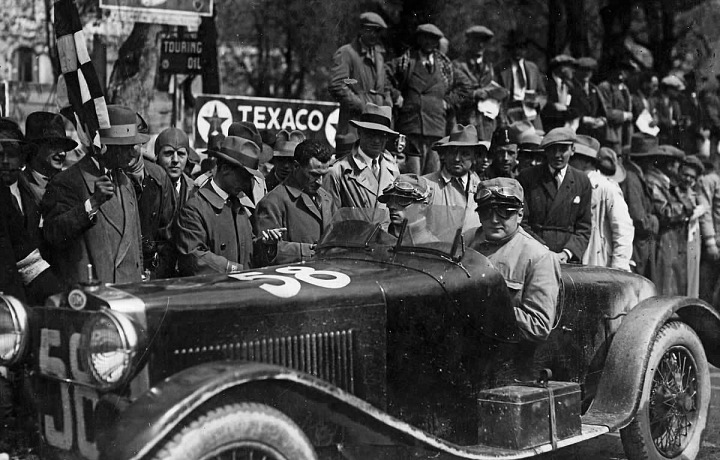 Start Mille Miglia v roce 1929 se slavným vozem OM 665