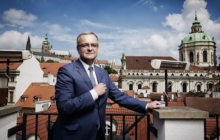 Miroslav Kalousek na balkóně.