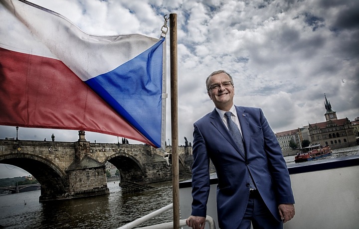 Miroslav Kalousek u Vltavy.