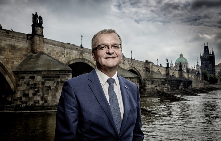 Miroslav Kalousek u Vltavy.