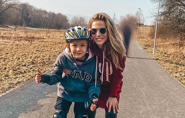 Míša se synem na bruslích