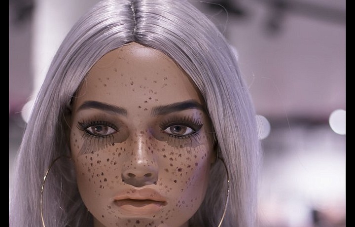 Unikátní figuríny v obchodě Missguided 