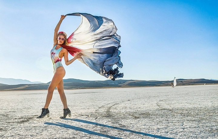 Přestože ji nejvíce baví moderovat, nebrání se ani modelingu. 