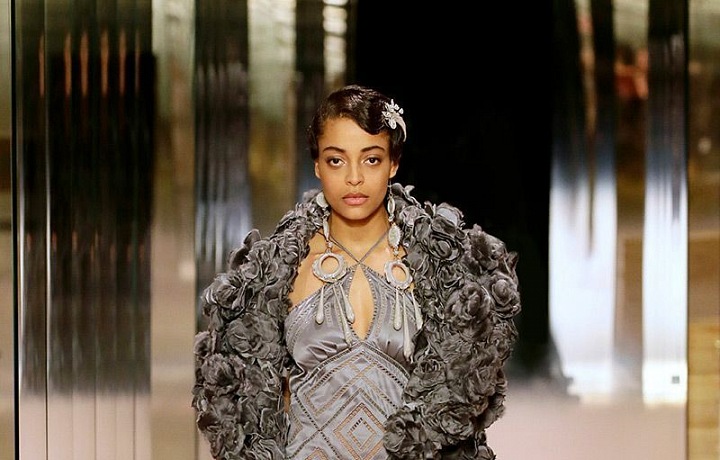 Modelka na přehlídce Fendi Couture SS2021