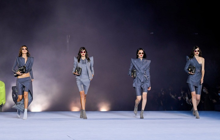Modelky na přehlídce Balmain SS2021