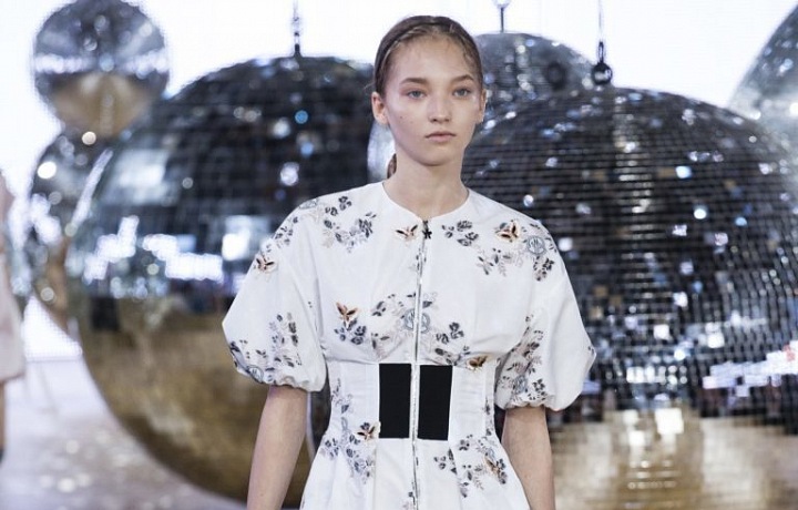 Šaty zdobené romantickými květy.