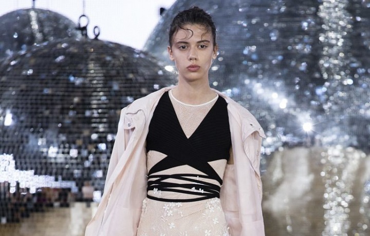 Krajka a vysoké ponožky v nové kolekci.