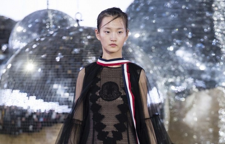 Buďte neodolatelná v průhledné krajce.