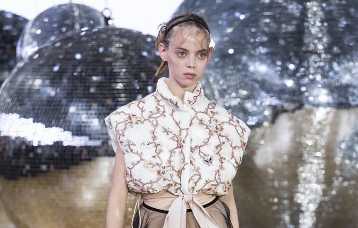 Krajka, tyl a lesklý satén.