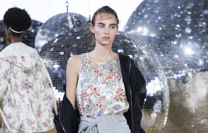 Krajka, tyl a lesklý satén.