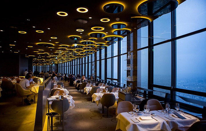 Interiér restaurace Le Ciel de Paris navržen Noém Duchaufourem-Lawrancem.