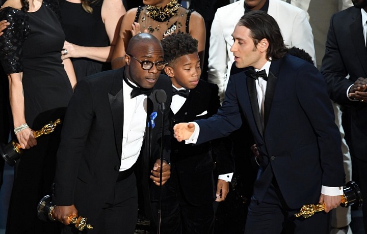 Předání sošky za film Moonlight