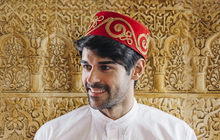 Celý outfit muže doplňuje klobouk shashiyah, který bývá červeny nebo černý